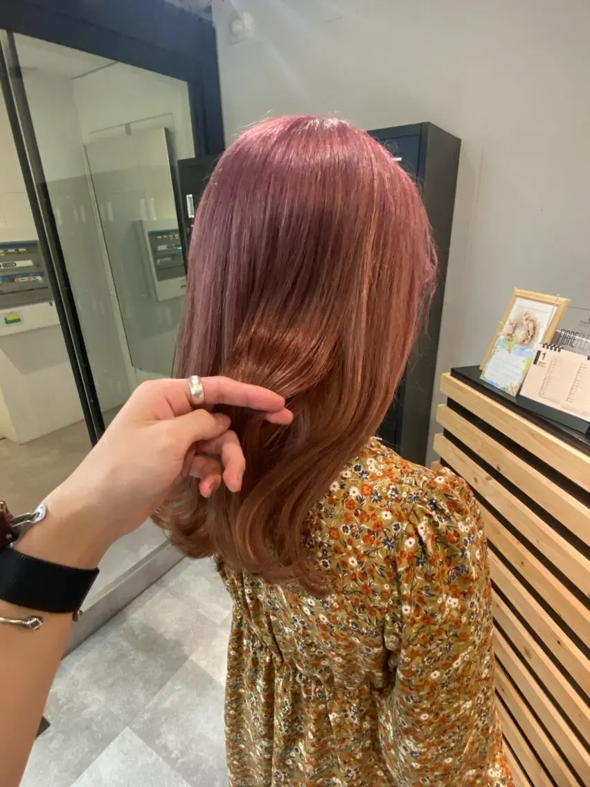 セミロング カラー ブリーチ ブラウンカラー ピンクカラー ピンクブラウン ヘアカラー トリートメント ウルフカット レイヤーカット上柿のヘアスタイル