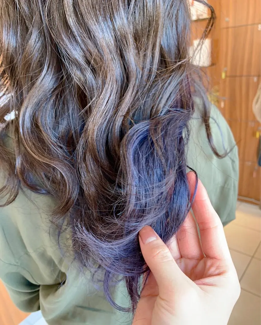 ロング カラー アッシュ ブルーカラー ブルージュ 脱白髪染め美容師 竹内涼乃のヘアスタイル
