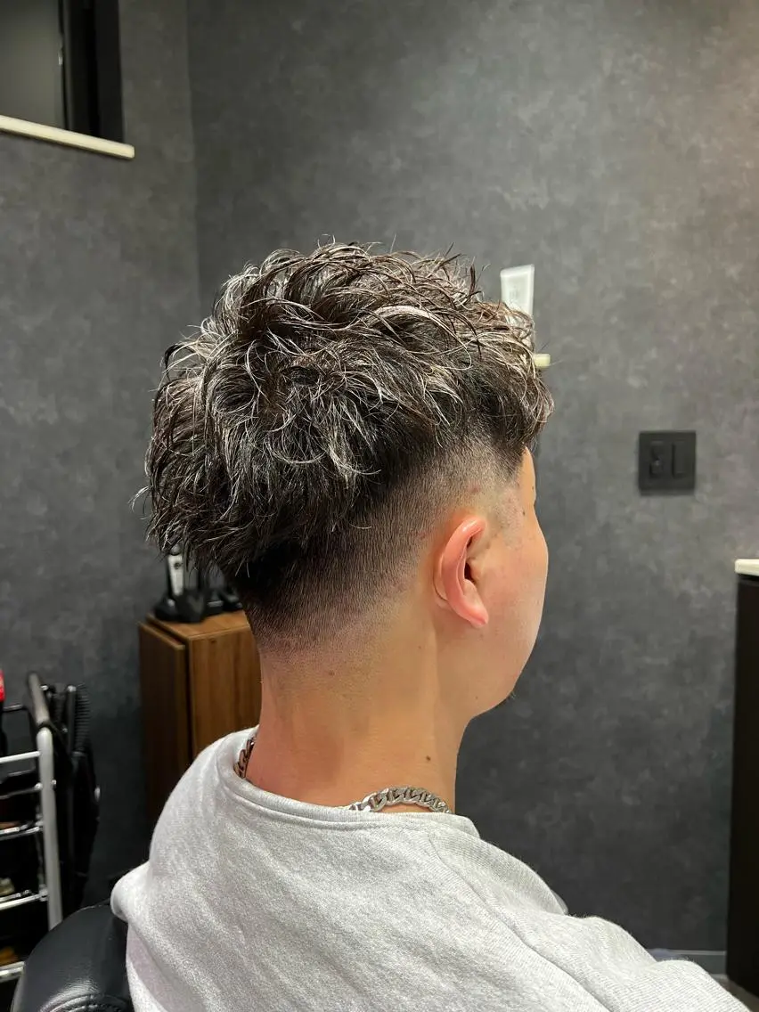 ショート カラー パーマ メンズ フェードカット メンズハイライト メンズパーマ ハイライトカラー ハイライト カット ヘアカラー 北千住理容室バーバー 小堀悠作のヘアスタイル