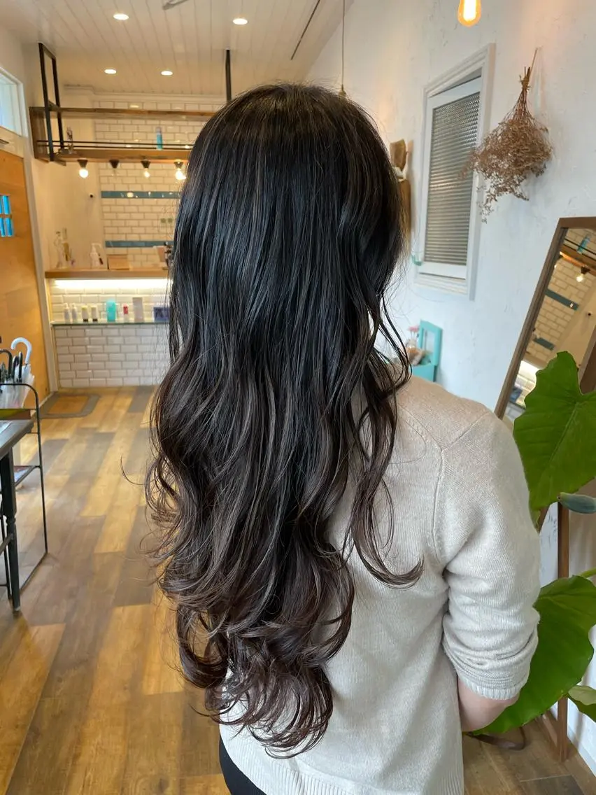 ロング カラー アッシュ 透明感カラー ハイライトカラー ハイトーンカラー ミルクティーアッシュ ヘアカラー 🌸小掛🌸 豊橋外国人風カラーのヘアスタイル