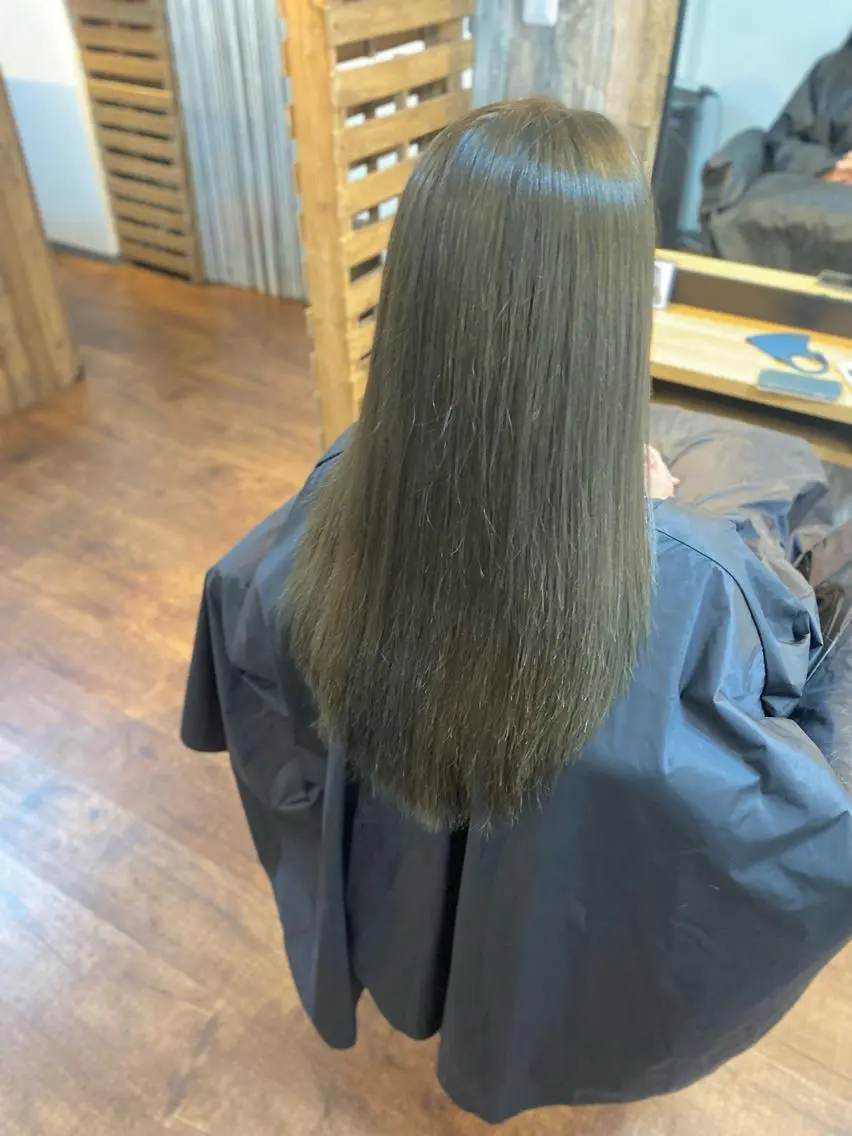 ロング カラー グレージュ オリーブグレージュ オリーブグレー カット ヘアカラー トリートメント Luzir⭐︎ GEN⭐︎のヘアスタイル