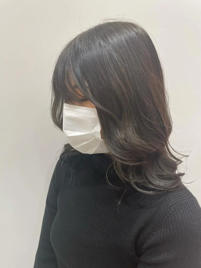 セミロング カラー グレージュ アイスグレージュ 髪質改善ストレート 韓国風レイヤー池袋のヘアスタイル