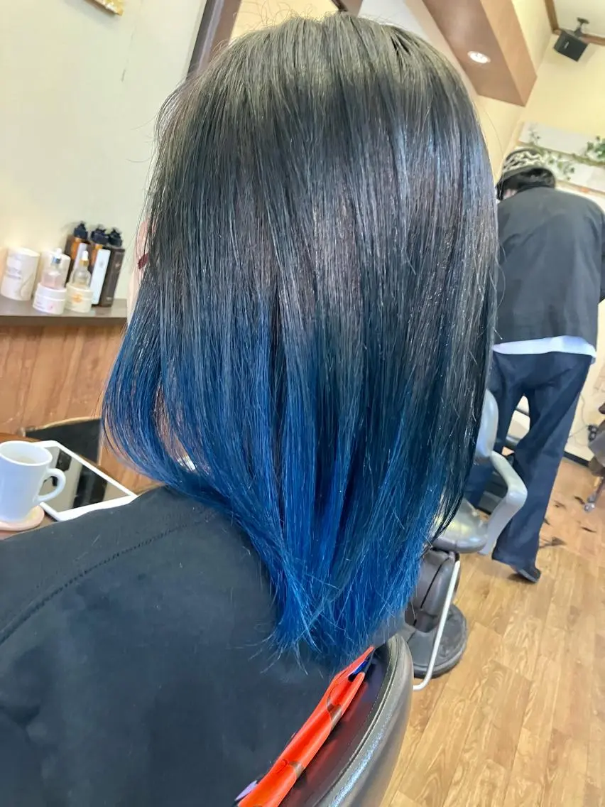 セミロング カラー ブルーカラー グラデーションカラー ヘアークルーズ ピースのヘアスタイル