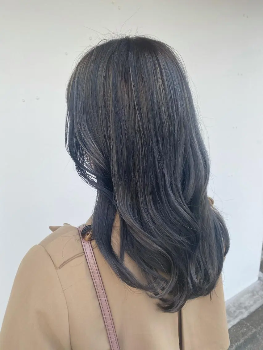 セミロング カラー 黒髪 ブリーチ ブルーカラー ブルーブラック ブルージュ 梅本 佳奈のヘアスタイル