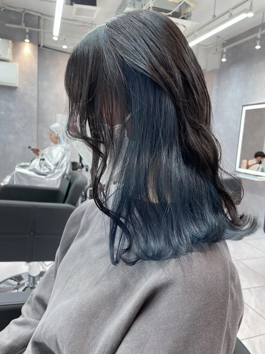 セミロング カラー ブリーチ ネイビーカラー _WHITE 天神店 YUMEKA🐻のヘアスタイル