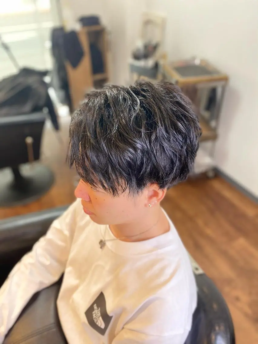 ミディアム カラー メンズ 黒髪 ブルーカラー ブルーブラック カット ヘアカラー Luzir⭐︎ GEN⭐︎のヘアスタイル