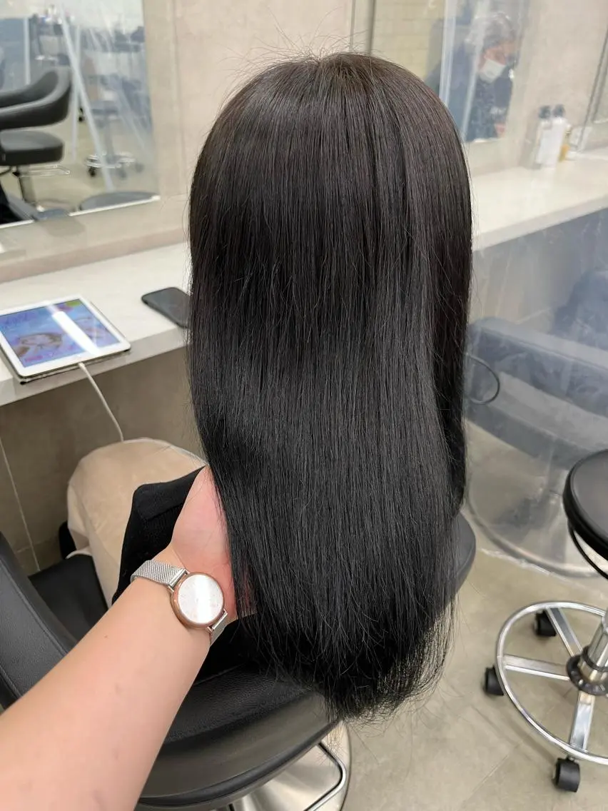 セミロング 寒色/ベージュヘア ブリーチありMiOのヘアスタイル