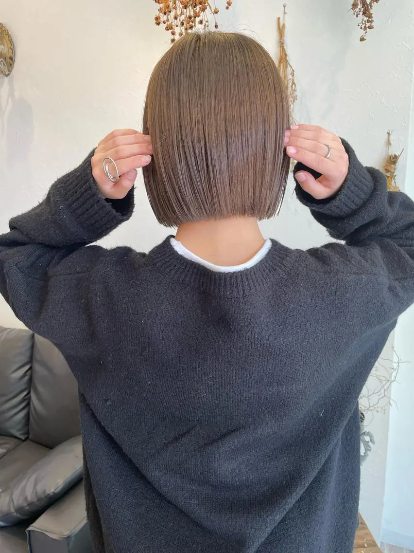 ショート カラー ベージュカラー ブリーチ 透明感カラー ブリーチなしカラー オリーブベージュ カット トリートメント m ā l o.🌷 サカモトマイコのヘアスタイル