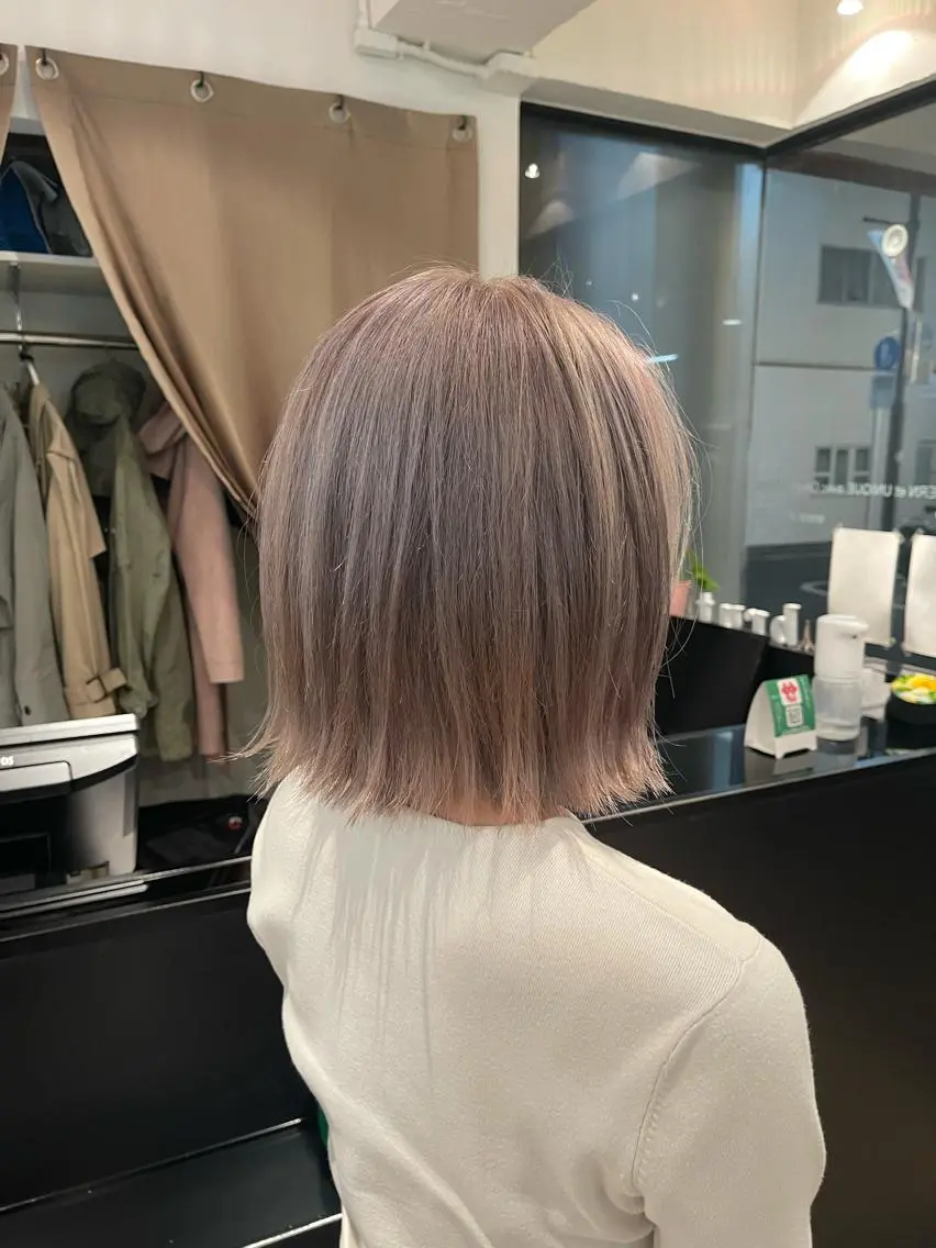 ショート カラー ブリーチ グレージュ ハイトーンカラー ラベンダーカラー ラベンダーグレージュ ヘアカラー トリートメント 秋葉 一郎のヘアスタイル