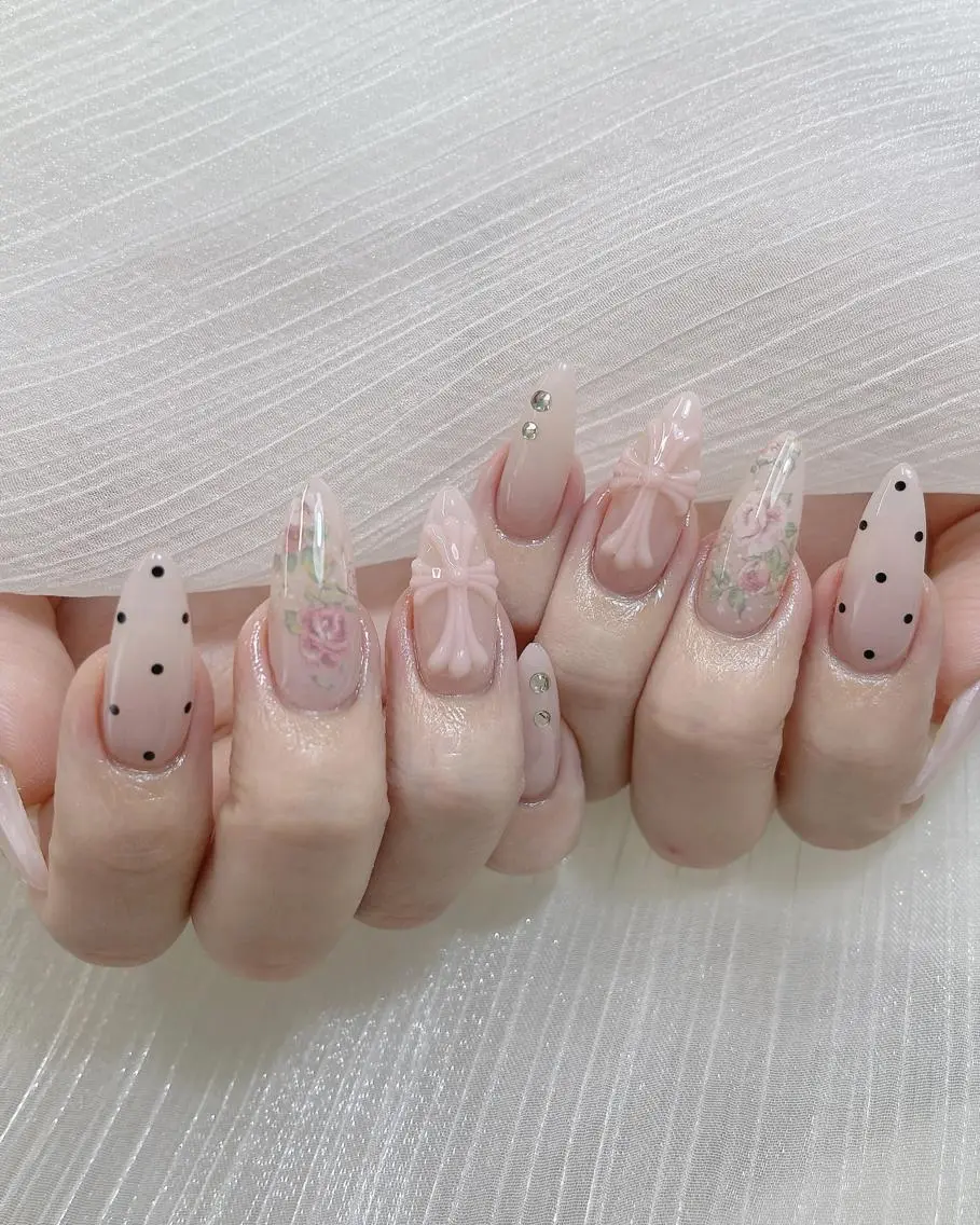 ネイル チークネイル ドット フラワーネイル フレンチネイル キラキラネイル ハンドネイル Chiaki ネイル大宮店のネイルデザイン