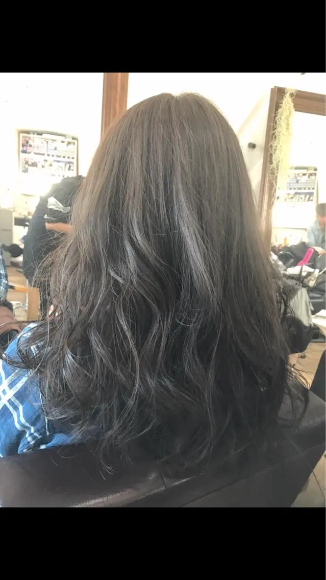 セミロング カラー アッシュ ブリーチ ブルーカラー ブルーアッシュ 白髪ぼかしハイライト バレイヤージュヤマトのヘアスタイル