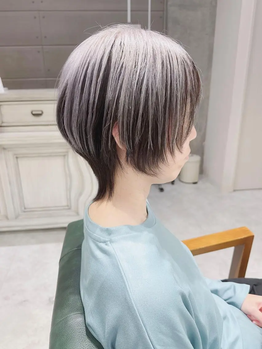 ショート ヘアアレンジ カラー デザインカラー ハイトーンカラー シルバー ツートーンカラー ホワイトシルバー Days 透明感カラーのヘアスタイル
