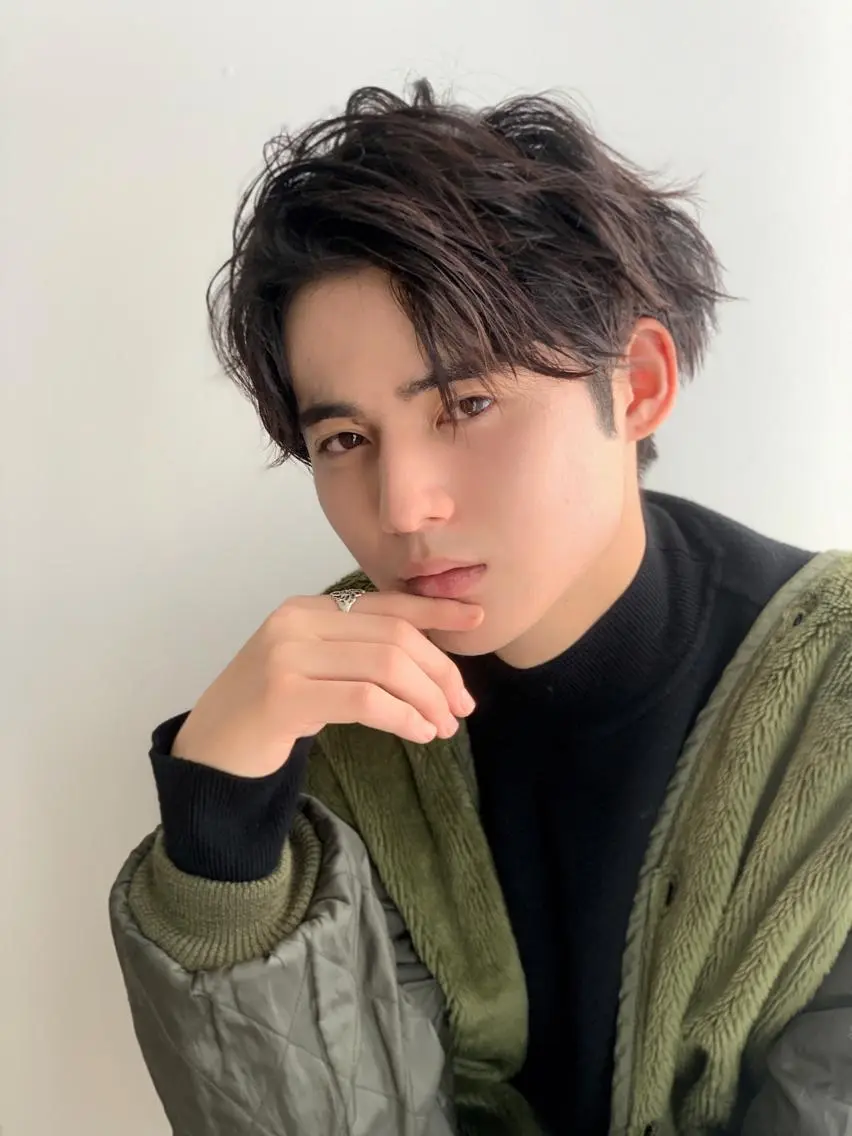 ミディアム パーマ メンズ ミディアムパーマ メンズブリーチ センターパート フェードカット メンズハイライト メンズStylist 山根慧のヘアスタイル