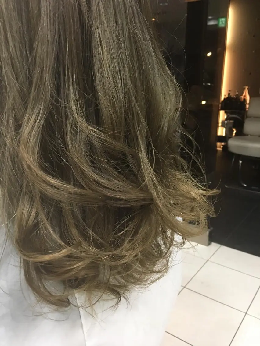 ミディアム カラー カット ヘアカラー トリートメント 白髪ぼかしハイライト 柳川拓哉のヘアスタイル