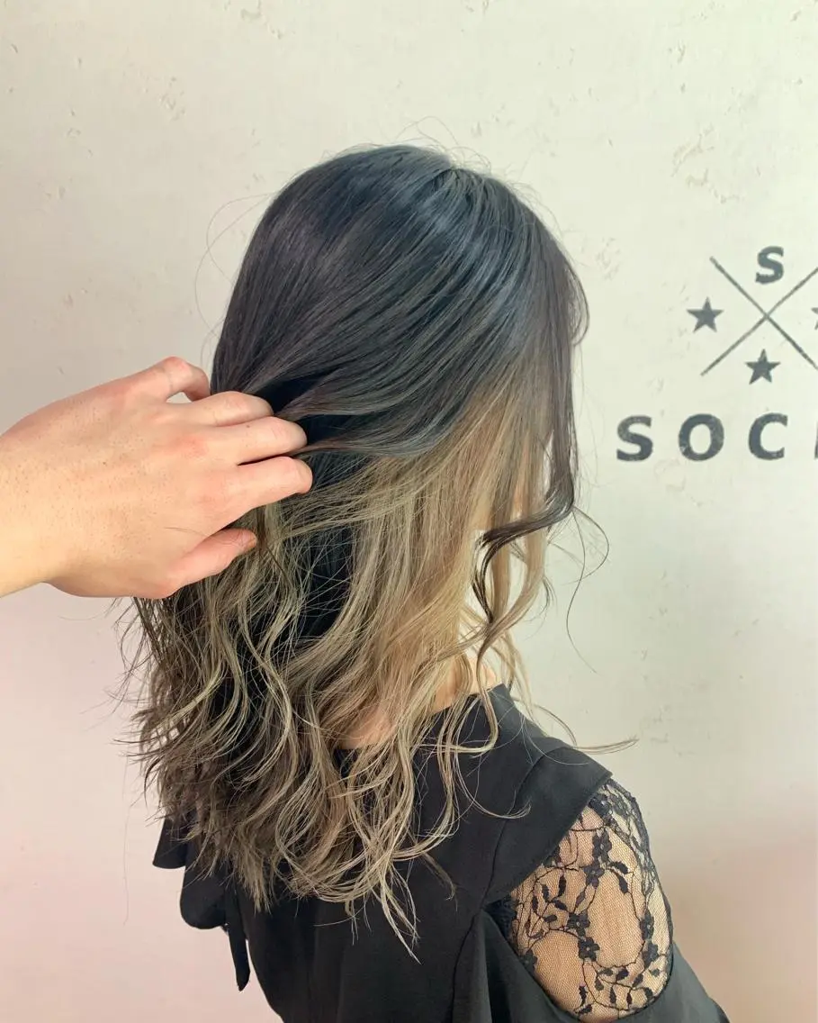 ミディアム アッシュ 山﨑 大二郎のヘアスタイル