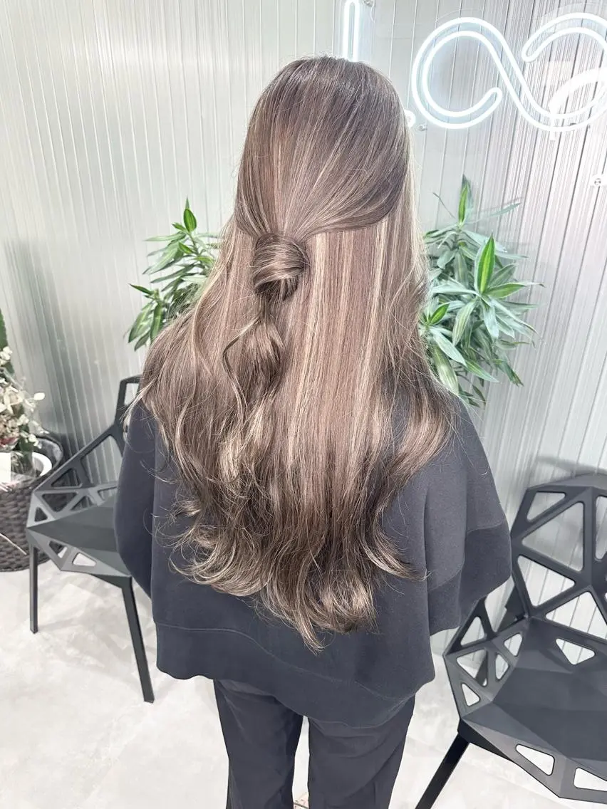 ロング カラー ヘアアレンジ カット ヘアカラー LOOP hairのヘアスタイル
