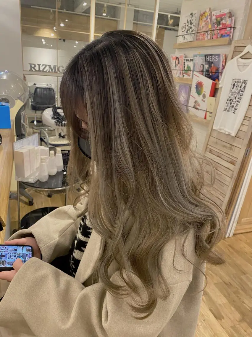 ロング カラー バレイヤージュ レイヤーカット nailist mana𖤐´-のネイルデザイン