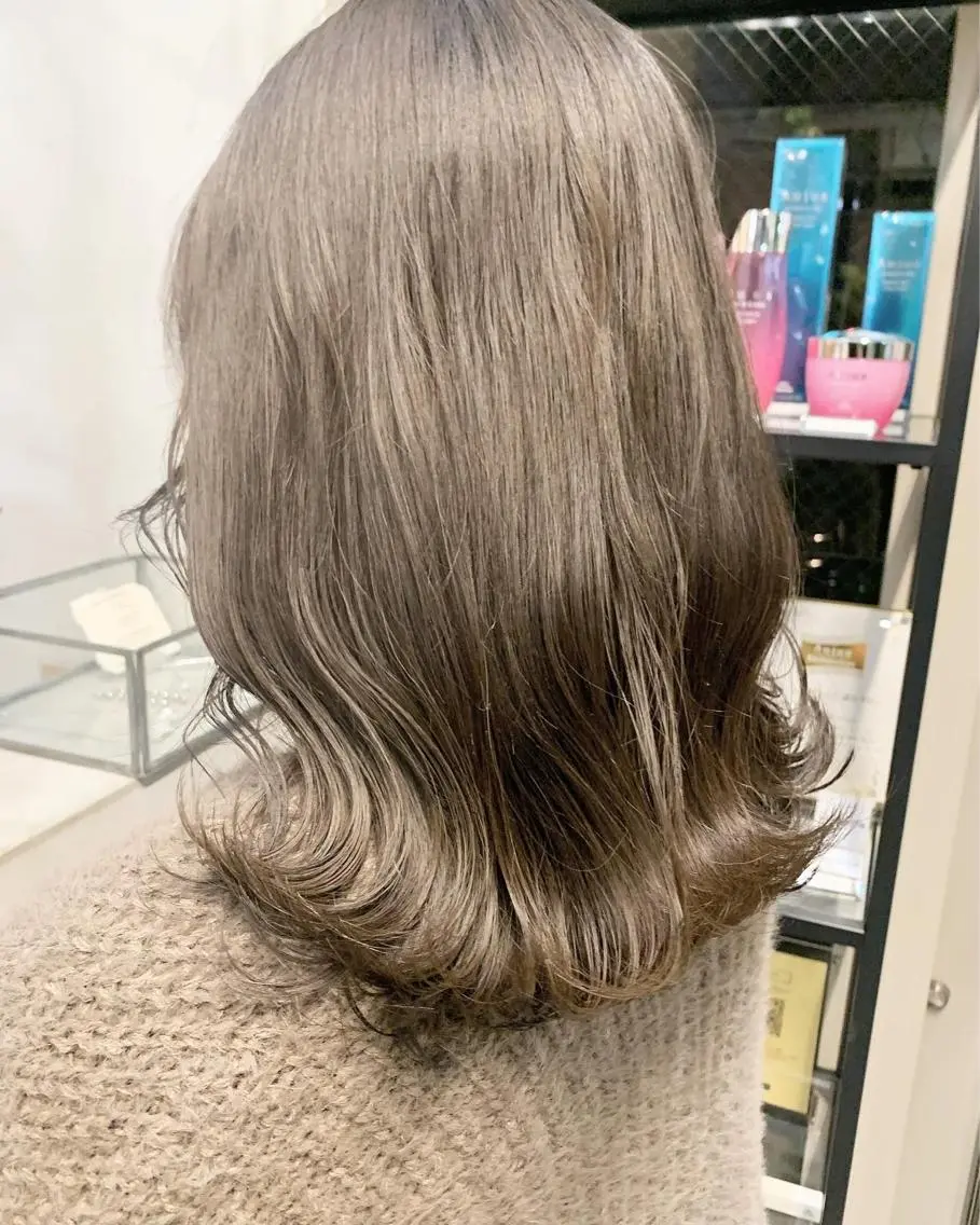 ミディアム カラー ネイル ハイトーンボブ 前田 表参道　グレージュのヘアスタイル