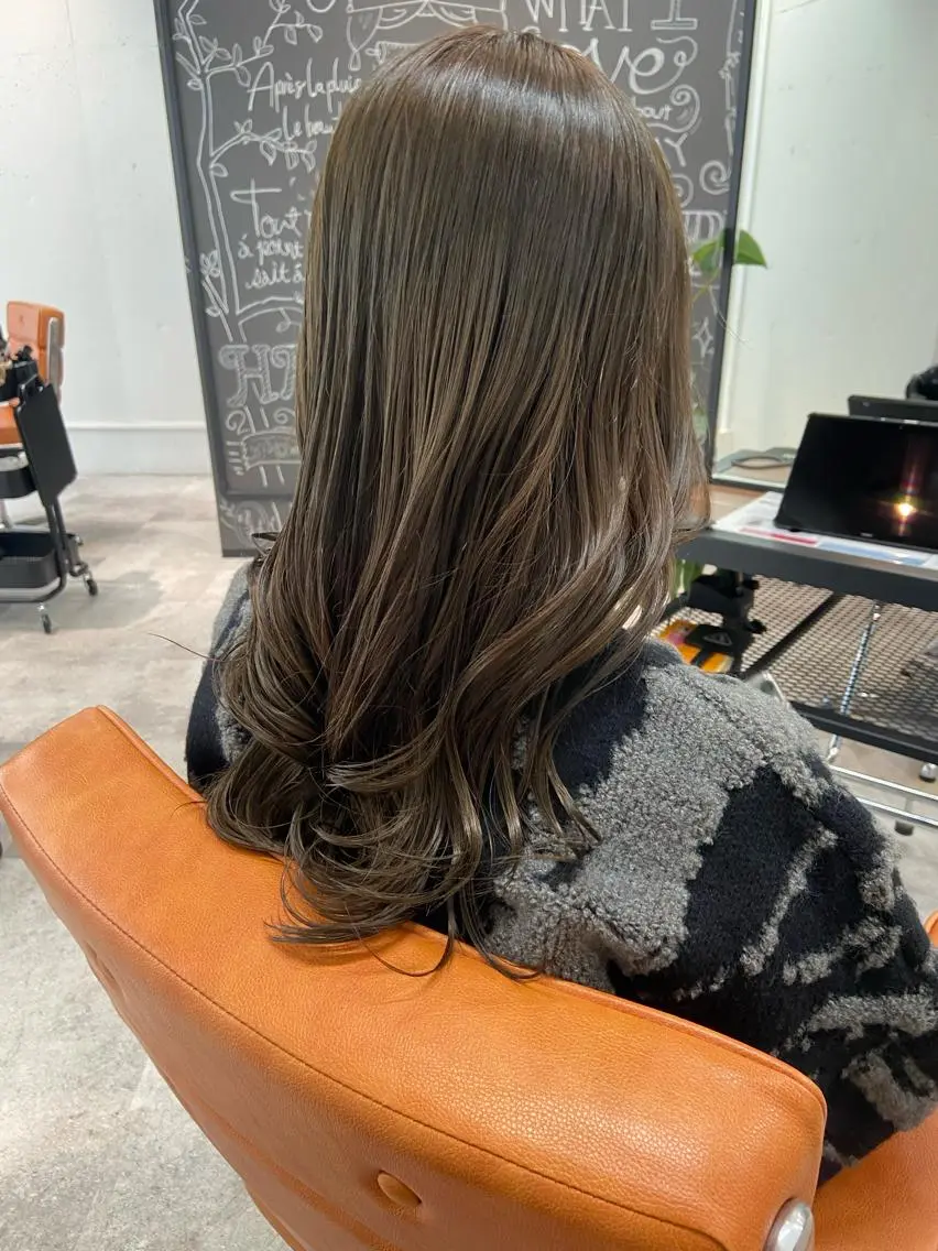 ミディアム カラー ベージュカラー オリーブベージュ カット ヘアカラー トリートメント ウルフカット レイヤーカット上柿のヘアスタイル