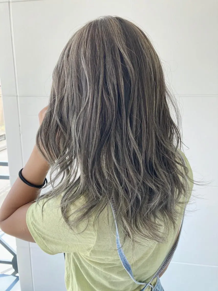 セミロング ハイライト カット ヘアカラー タカツド ユウキのヘアスタイル