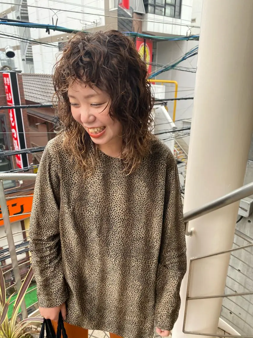 セミロング パーマ ハイライト レイヤーカット カット パーマ トリートメント qiie/ワンカラー インナーカラーのヘアスタイル