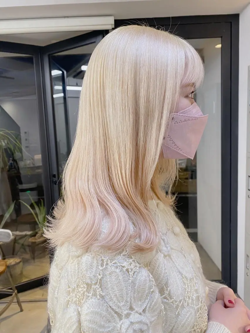 セミロング カラー ヘアアレンジ ブリーチ 抜きっぱなしブロンド ブロンド ヘアカラー トリートメント Flamme Annaのヘアスタイル