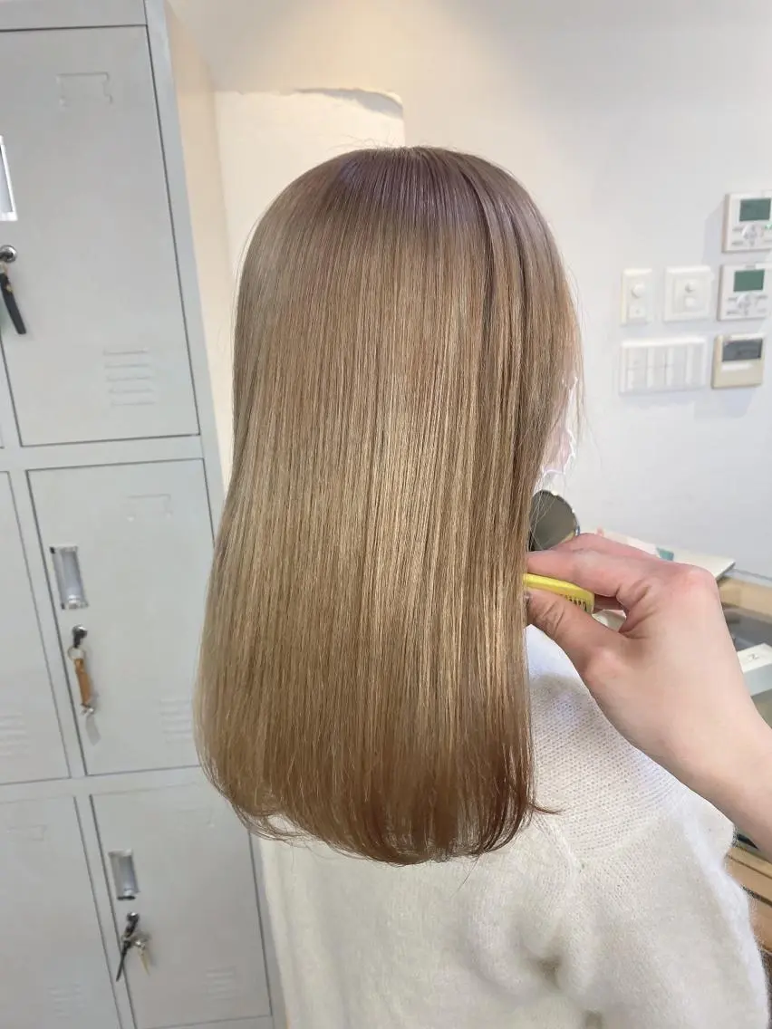 セミロング カラー パーマ ヘアアレンジ メンズ キッズ ネイル マツエク・マツパ アイブロウ ホワイト 暖色系/透明感 治野心のヘアスタイル