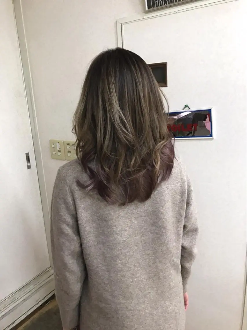 セミロング カラー アイブロウ バレイヤージュ グレージュ ハイライトカラー インナーカラー パープルカラー ヘアカラー 三輪 太一のヘアスタイル