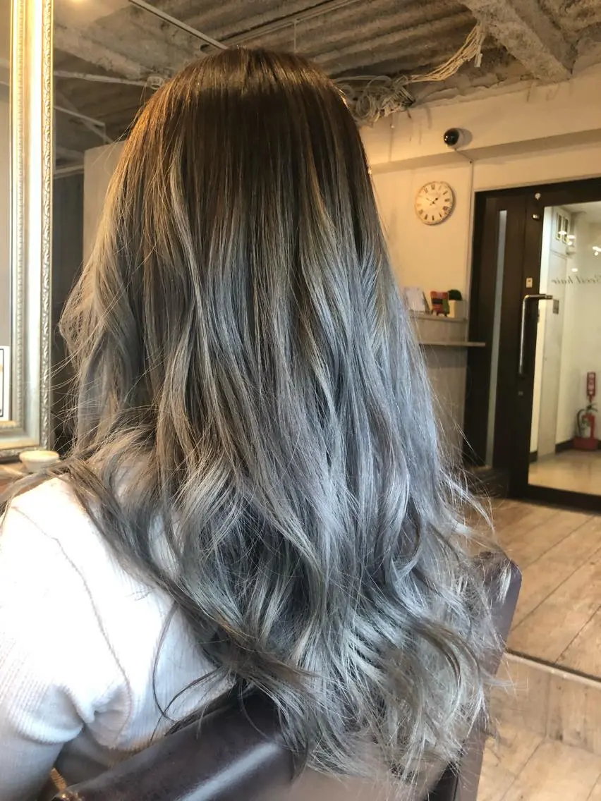 セミロング カラー グラデーションカラー シルバー 美髪・艶髪特化美容師 RYOJIのヘアスタイル