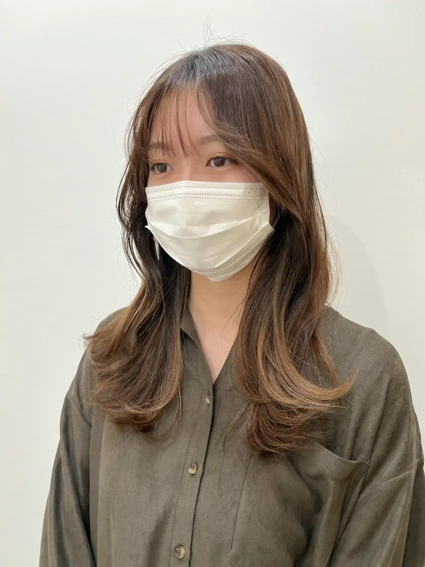 ミディアム カラー グレージュ 顔周りカット 韓国風ヘア レイヤーカット ミタニ/髪質改善 /レイヤーカットのヘアスタイル