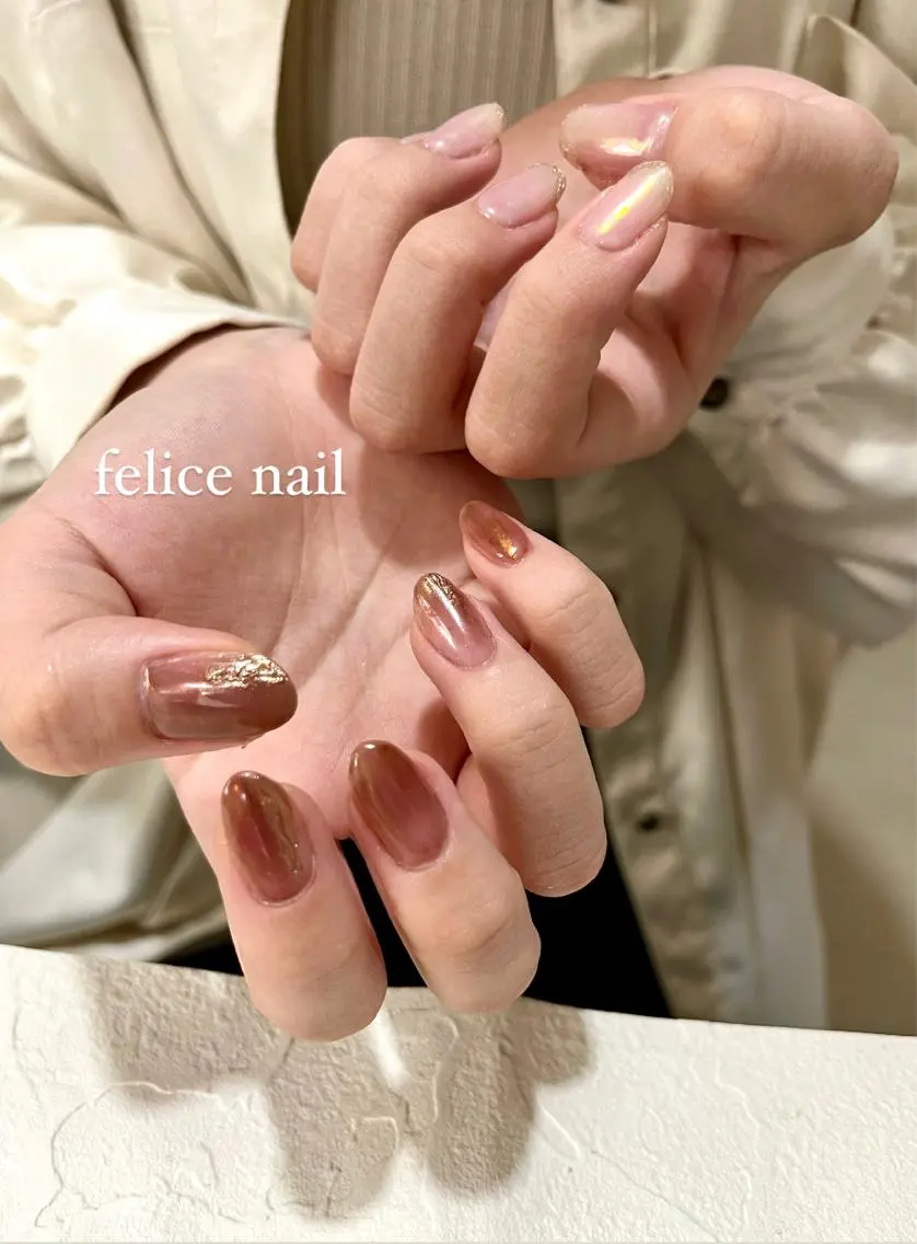 ネイル オーロラネイル ブラウン ミラーネイル ホワイト ハンドネイル felice nailのネイルデザイン