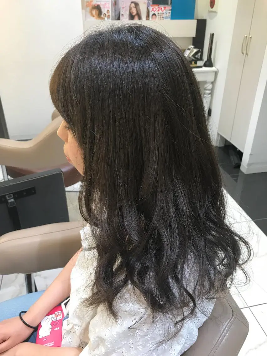ロング カラー ブルーカラー ブルージュ 清藤綾/脱白髪染め 白髪ぼかしハイライトのヘアスタイル
