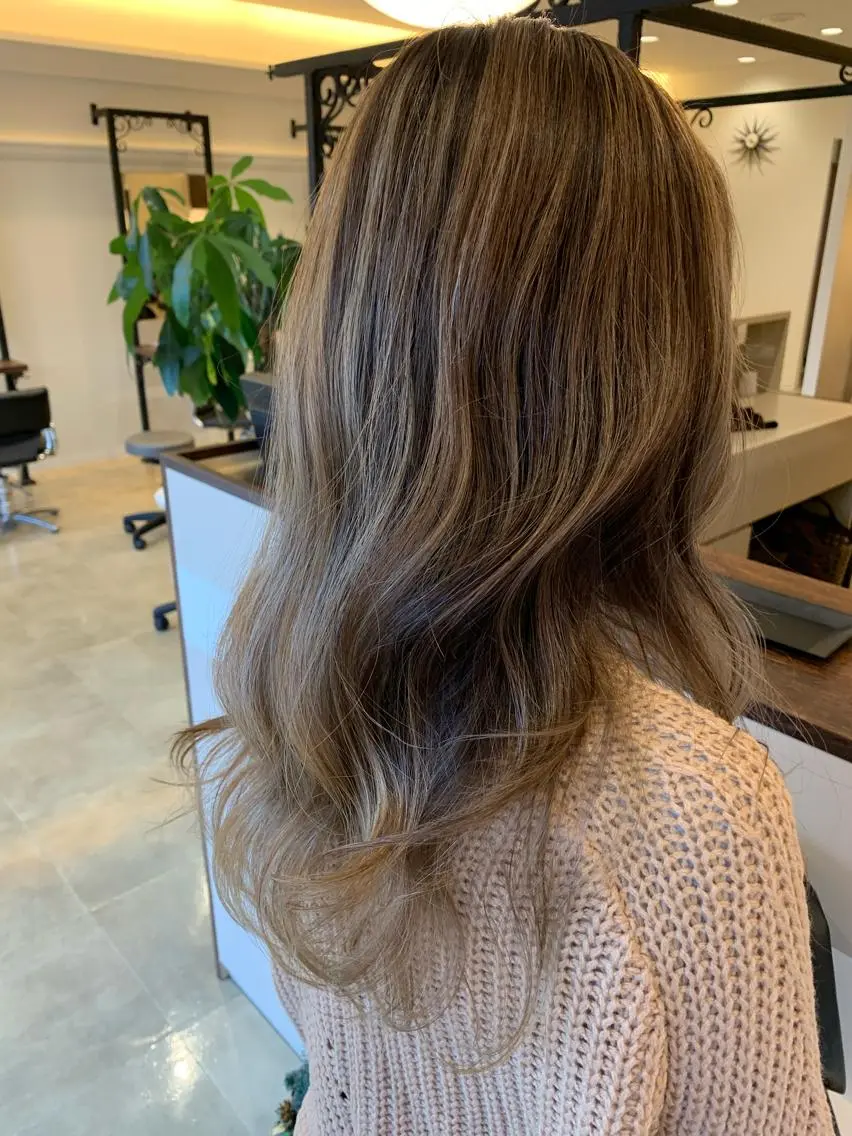 ロング カラー 伊藤 裕貴のヘアスタイル