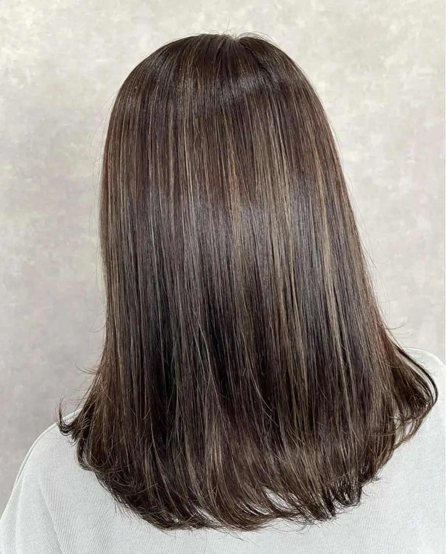 ミディアム カラー アッシュ アッシュグレー ハイライトカラー ハイライト カット ヘアカラー トリートメント 一ノ瀬 暁のヘアスタイル