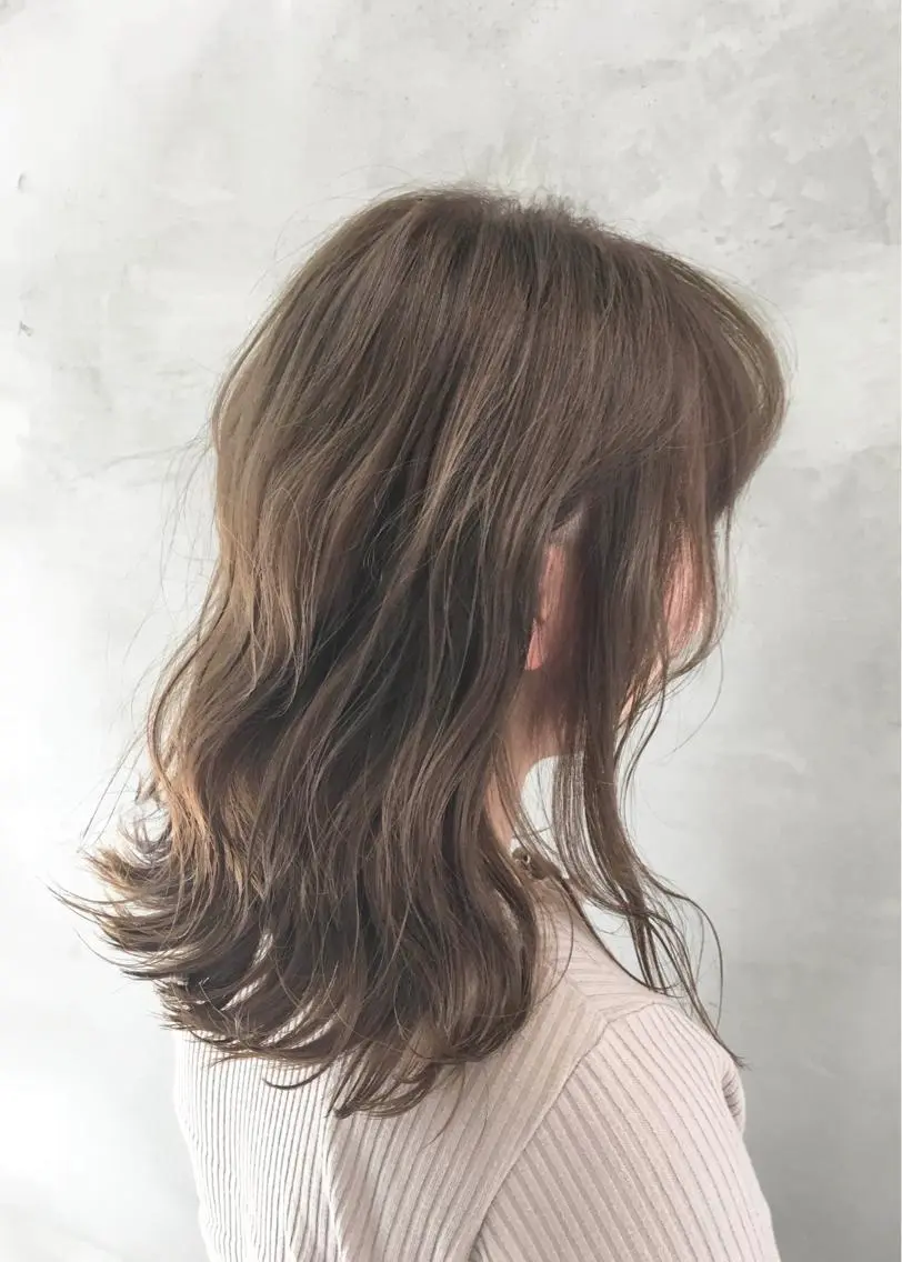 セミロング カラー ベージュカラー ブリーチ 透明感カラー ミルクティーベージュ ブリーチなしカラー カット ヘアカラー トリートメント 🫧透明感カラー🫧 OIKAWAのヘアスタイル