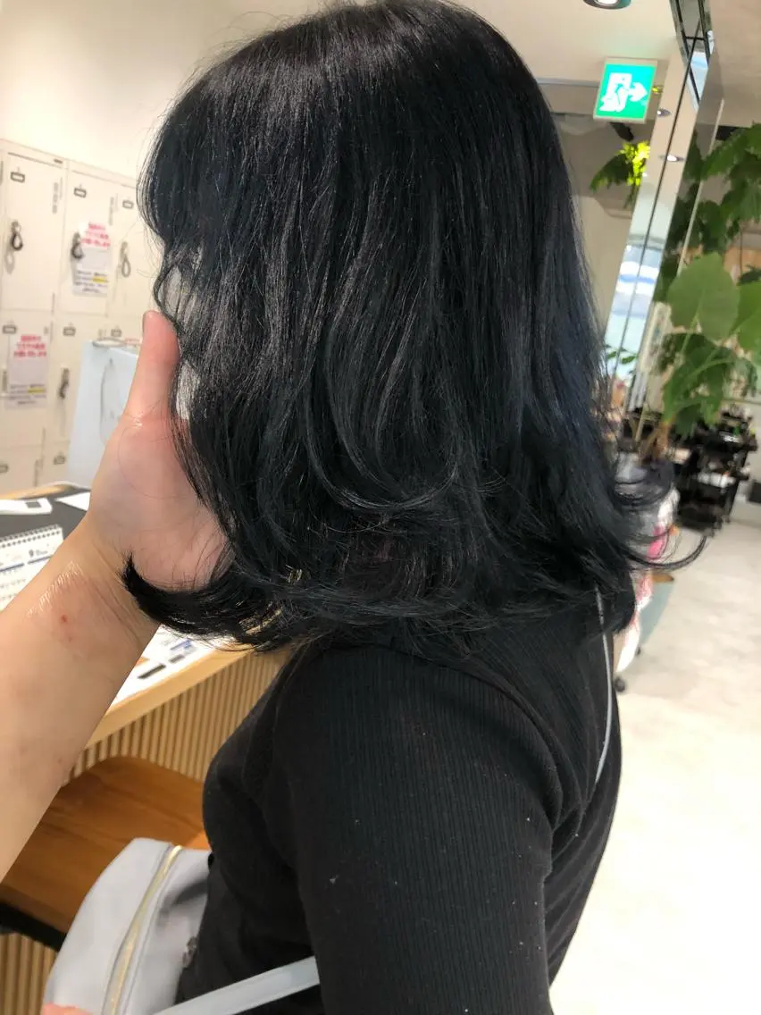 ミディアム カラー 黒髪 ブリーチ ブルーカラー ブルーブラック レイヤー/顔まわり カット/地毛風カラーのヘアスタイル