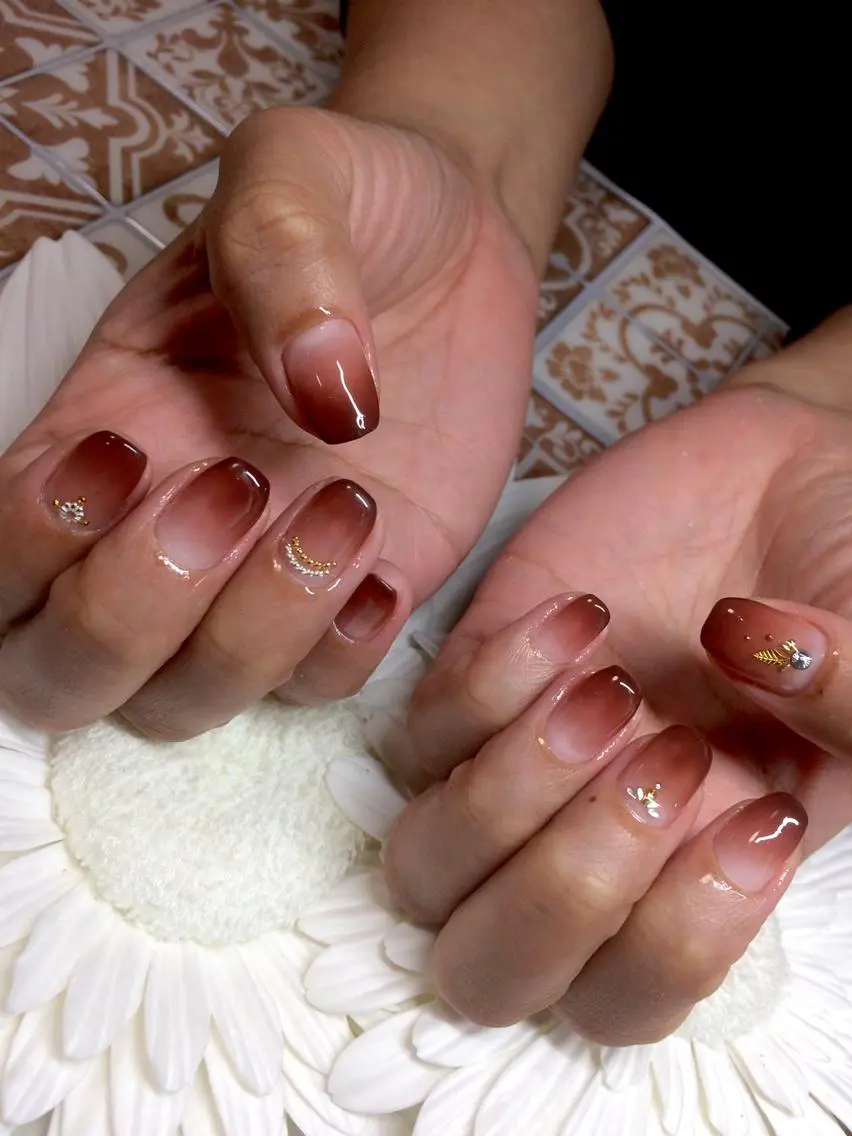 ネイル ブラウン グラデーション ニュアンスネイル ハンドネイル Nailsalon E's cafeのネイルデザイン