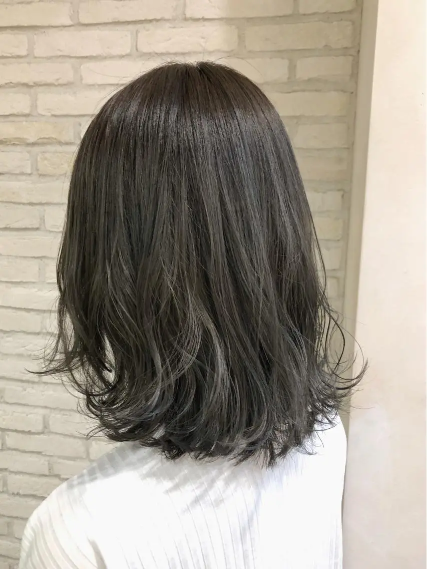 ミディアム カラー グレージュ 大平 美沙のヘアスタイル