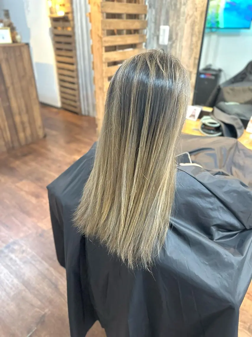 セミロング カラー バレイヤージュ レイヤーカット カット ヘアカラー トリートメント Luzir⭐︎ GEN⭐︎のヘアスタイル