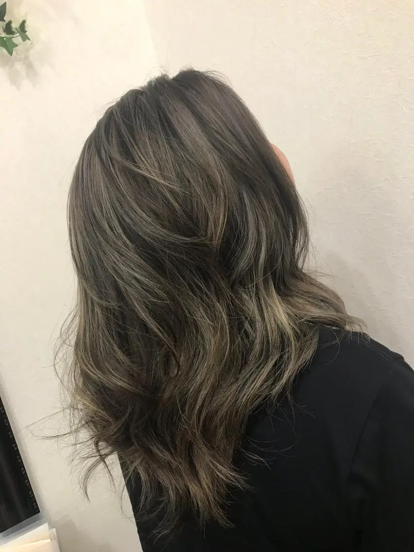 セミロング カラー グレージュ ハイライトカラー ハイライト ヘアカラー Style Tのヘアスタイル