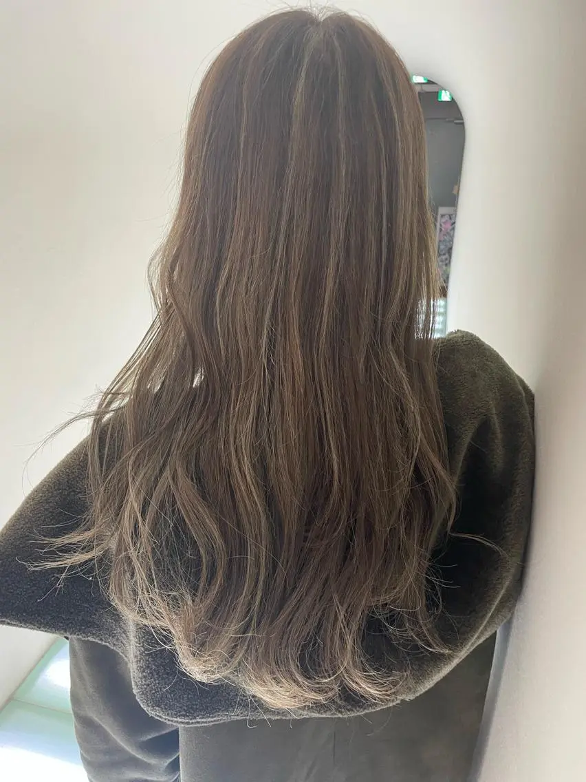 ロング カラー ハイライトカラー ハイライト ヘアカラー トリートメント 松佐 ゆかりのヘアスタイル