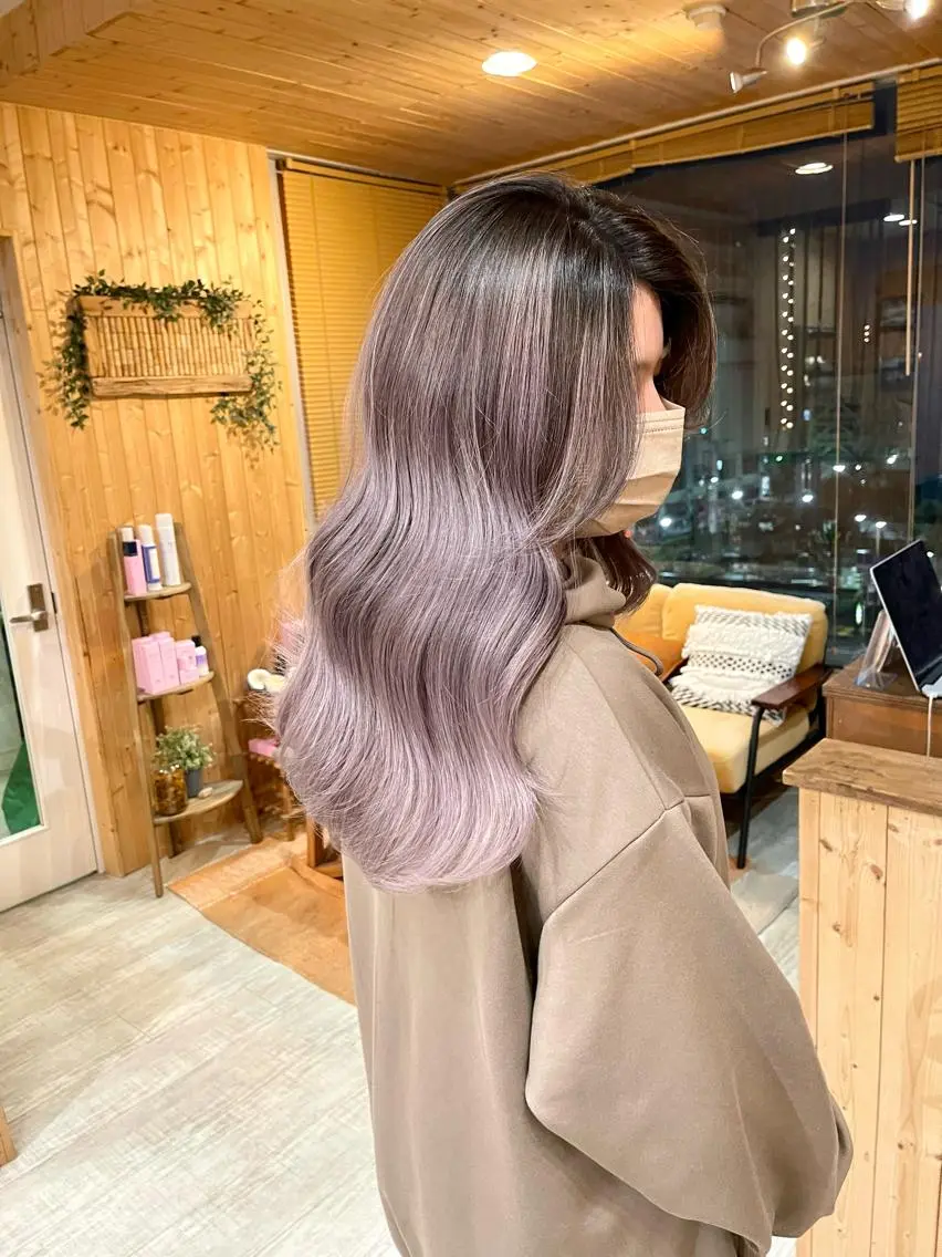 ロング レイヤーカット カット ヘアカラー ハイトーン belle ナホのヘアスタイル