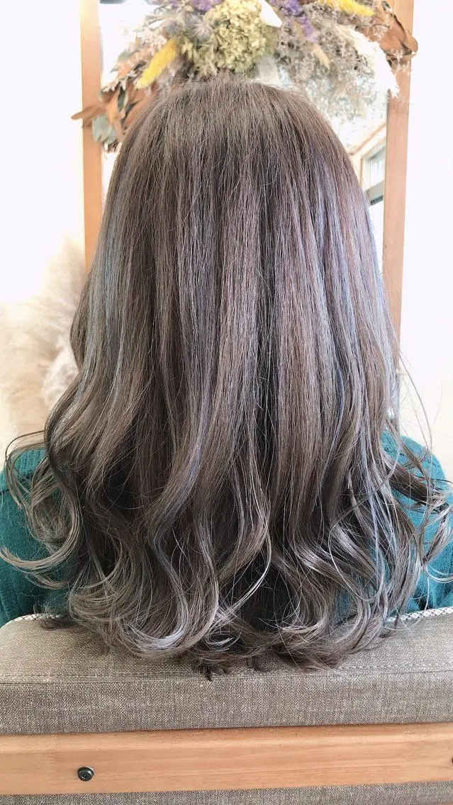 ロング アッシュ ハイライト hair works raptureのヘアスタイル