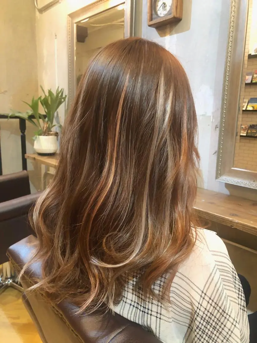 セミロング カラー ヘアアレンジ シールエクステ セミロングパーマ ミストバング ブリーチ ブラウンカラー エクステ指名No.1 【店長】橘田のヘアスタイル