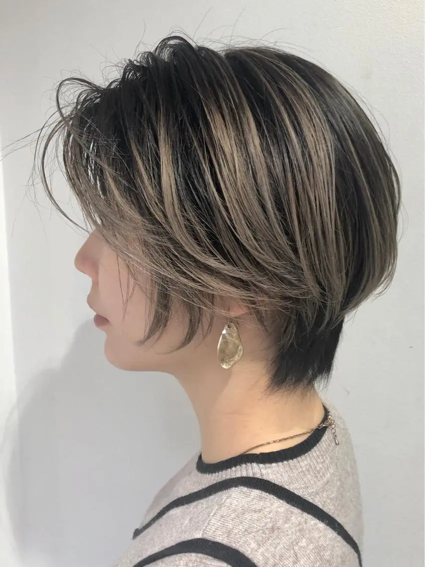 ショート 白髪ぼかしハイライト バレイヤージュヤマトのヘアスタイル