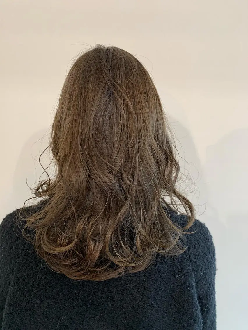 ミディアム カラー パーマ ヘアアレンジ ブリーチ グレージュ ハイトーンカラー ハイトーングレージュ 加藤 綾華のヘアスタイル