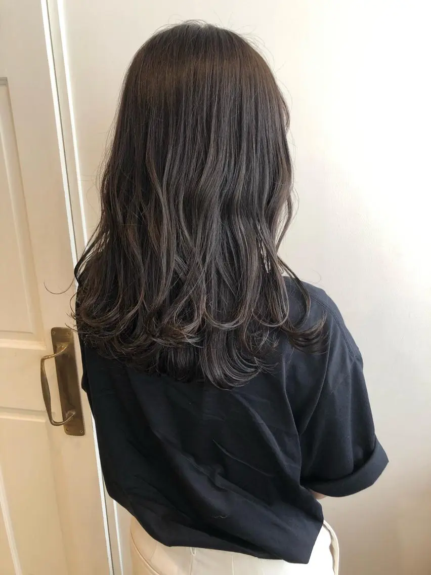 セミロング カラー カット ヘアカラー トリートメント MIOベージュカラー 柔らかいカラーのヘアスタイル