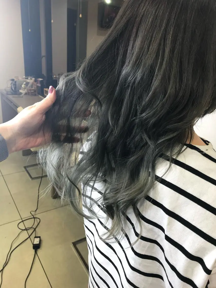 ロング カラー グラデーションカラー グレージュ アイスグレージュ ヘアカラー トリートメント 松佐 ゆかりのヘアスタイル