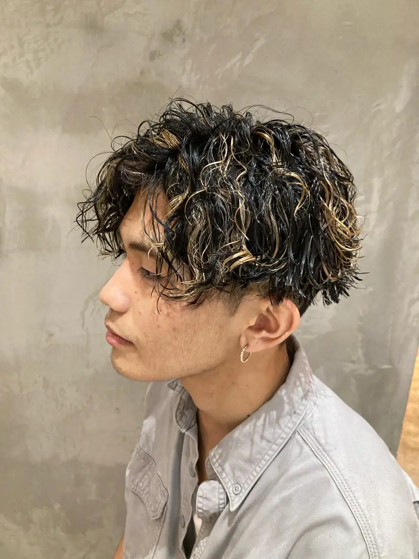 ショート パーマ メンズ メンズハイライト メンズパーマ ハイライト カット パーマ トリートメント 波巻きスパイラルパー マ/シャドウパーマ駿のヘアスタイル