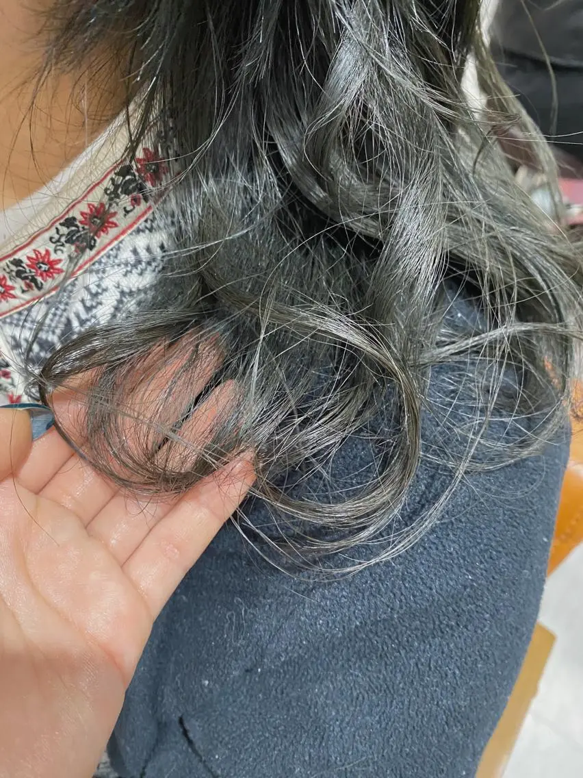ミディアム カラー ヘアアレンジ 透明感カラー シルバー ヘアカラー 暗髪カラー🫐パーマ おくだりんかのヘアスタイル